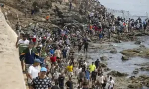 FOTOGRAFÍA. CIUDAD AUTÓNOMA DE CEUTA (ESPAÑA), 31 DE JULIO DE 2026. Ceuta, Marruecos confirma 11 muertos y abre una investigación judicial. El Ejército español desplegado en la frontera del Tarajal (Castillejos) con Ceuta (España) ante la atenta mirada de los inmigrantes ilegales marroquíes este viernes, 31 de julio de 2026, tercer día de la invasión marroquí de Ceuta, más de 50.000 invasores, según datos de fuentes gubernamentales españolas este viernes en rueda de prensa cuando se siga registrando nuevos asaltos. El Gobierno de España dice que al menos la mitad de los 50.000 invasores ya ha retornado voluntariamente a Castillejos (Marruecos) al tiempo que anuncia reforma de la Ley de Extranjería, sin contar con los votos suficientes para lograr su aprobación, para poder hacer las repatriación masivas de ilegales; el mismo Ejecutivo del socialista y migracionista Pedro Sánchez Pérez-Castejón que tiene en la actualidad un proceso de regularización masiva de más de 1.000.000 de ilegales en el país desde 2021. Efe