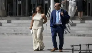 FOTOGRAFÍA. MADRID (ESPAÑA), 24 DE JUNIO DE 2026. La actriz de extrema izquierda Elisa Mouliaá Ruiz de Elvira (Elisa Mouliaá), ha negado ante el juez Arturo Zamarriego que quisiera calumniar al exportavoz de Sumar Íñigo Errejón, que presentó una querella contra ella por haber dicho que él extorsionó a testigos en la causa en la que el político está acusado de agredirla sexualmente. Igualmente Mouliaá ha asegurado que no tenía intención de sustraerse a la actuación judicial del magistrado, que ordenó la semana pasada su detención tras no comparecer el día 15 por tercera vez para declarar en esta causa. Efe