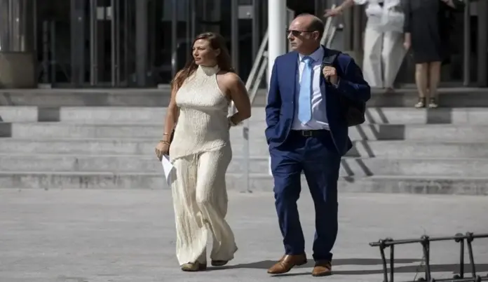 FOTOGRAFÍA. MADRID (ESPAÑA), 24 DE JUNIO DE 2026. La actriz de extrema izquierda Elisa Mouliaá Ruiz de Elvira (Elisa Mouliaá), ha negado ante el juez Arturo Zamarriego que quisiera calumniar al exportavoz de Sumar Íñigo Errejón, que presentó una querella contra ella por haber dicho que él extorsionó a testigos en la causa en la que el político está acusado de agredirla sexualmente. Igualmente Mouliaá ha asegurado que no tenía intención de sustraerse a la actuación judicial del magistrado, que ordenó la semana pasada su detención tras no comparecer el día 15 por tercera vez para declarar en esta causa. Efe
