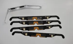 FOTOGRAFÍA. MADRID (ESPAÑA), 12 DE AGOSTO DE 2026. Consumo ordena la retirada y recuperación de siete modelos de gafas para observar el eclipse solar. En la imagen, detalle de varias gafas certificadas para ver el eclipse. Efe