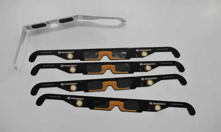 FOTOGRAFÍA. MADRID (ESPAÑA), 12 DE AGOSTO DE 2026. Consumo ordena la retirada y recuperación de siete modelos de gafas para observar el eclipse solar. En la imagen, detalle de varias gafas certificadas para ver el eclipse. Efe