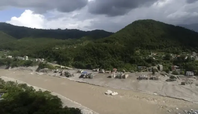 FOTOGRAFÍA. DEVIGHAT (NUWAKOT) NEPAL, 28 DE AGOSTO DE 2026. Una vista aérea muestra una zona devastada por inundaciones repentinas y deslizamientos en Devighat, el distrito de Nuwakot (Nepal), país de Asia del Sur. Efe