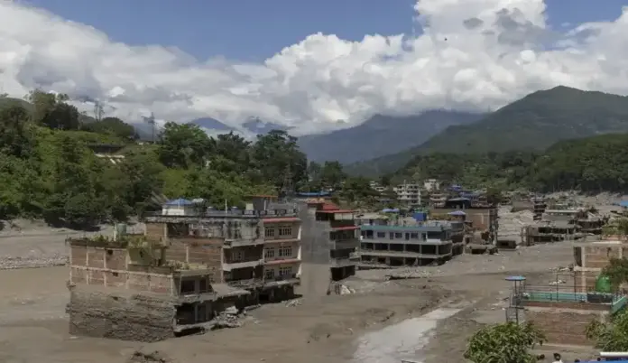 riada Nepal, inundaciones Nepal (3) FOTOGRAFÍA. DEVIGHAT (NUWAKOT) NEPAL, 28 DE AGOSTO DE 2026. Una vista aérea muestra una zona devastada por inundaciones repentinas y deslizamientos en Devighat, el distrito de Nuwakot (Nepal), país de Asia del Sur. Efe