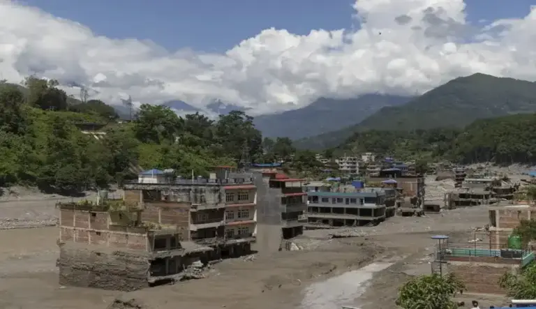 FOTOGRAFÍA. DEVIGHAT (NUWAKOT) NEPAL, 28 DE AGOSTO DE 2026. Una vista aérea muestra una zona devastada por inundaciones repentinas y deslizamientos en Devighat, el distrito de Nuwakot (Nepal), país de Asia del Sur. Efe