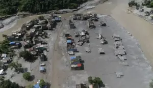 FOTOGRAFÍA. DEVIGHAT (NUWAKOT) NEPAL, 28 DE AGOSTO DE 2026. Una vista aérea muestra una zona devastada por inundaciones repentinas y deslizamientos en Devighat, el distrito de Nuwakot (Nepal), país de Asia del Sur. Efe