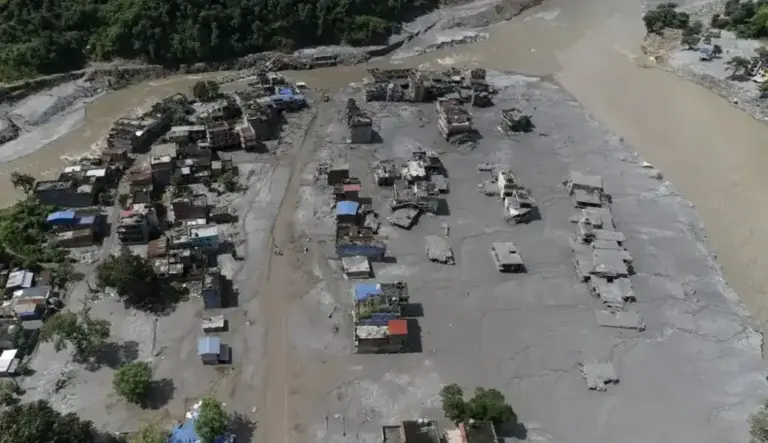 FOTOGRAFÍA. DEVIGHAT (NUWAKOT) NEPAL, 28 DE AGOSTO DE 2026. Una vista aérea muestra una zona devastada por inundaciones repentinas y deslizamientos en Devighat, el distrito de Nuwakot (Nepal), país de Asia del Sur. Efe