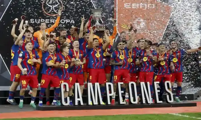 FC Barcelona Barça FOTOGRAFÍA. YEDA (ARABIA SAUDITA), 11 DE ENERO DE 2026. Los jugadores del FC Barcelona levantan el trofeo de campeón tras ganar la final de la Supercopa de España ante el Real Madrid, el 11 de enero de 2026, en el estadio Ciudad Deportiva del Rey Abdalá de Yeda (Arabia Saudí). Efe
