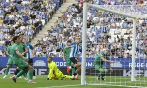 FOTOGRAFÍA. CORNELLÁ DE LLOBREGAT (BARCELONA) ESPAÑA, 16 DE AGOSTO DE 2026. El Espanyol inicia la liga con victoria ante un Levante inofensivo 3-0. El delantero del RCD Espanyol Tyrhys Dolan celebra tras anotar el 3-0 durante el partido de la primera jornada de LaLiga que RCD Espanyol y Levante UD disputan hoy domingo en el RCDE Stadium. Efe