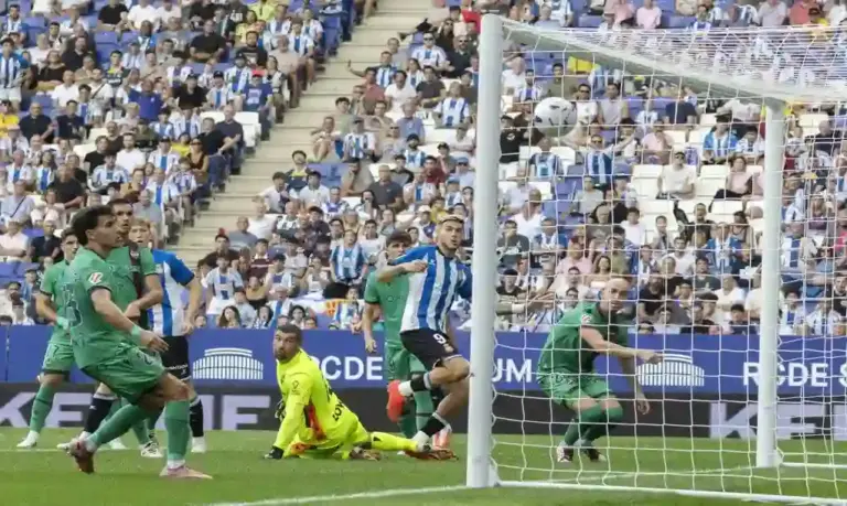 FOTOGRAFÍA. CORNELLÁ DE LLOBREGAT (BARCELONA) ESPAÑA, 16 DE AGOSTO DE 2026. El Espanyol inicia la liga con victoria ante un Levante inofensivo 3-0. El delantero del RCD Espanyol Tyrhys Dolan celebra tras anotar el 3-0 durante el partido de la primera jornada de LaLiga que RCD Espanyol y Levante UD disputan hoy domingo en el RCDE Stadium. Efe