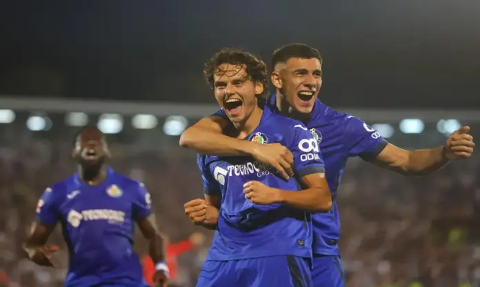 FOTOGRAFÍA. BELGRADO (SERBIA), 27 DE AGOSTO DE 2026. Getafe Enes Unal (L) celebra con Zaid Romero (d) el 1-1 durante la Liga de Conferencia de la UEFA, entre Partizan y Getafe en Belgrado, Serbia. Efe