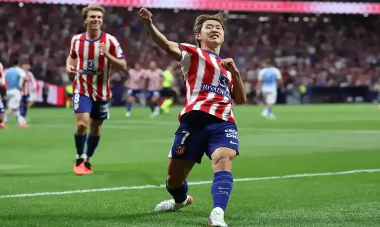 FOTOGRAFÍA. MADRID (ESPAÑA), 19 DE AGOSTO DE 2026. El Atlético de Madrid inicia la liga con victoria ante el Málaga 2-0. El delantero coreano del Atlético de Madrid Kang-In Lee (d) celebra su gol durante el partido de la primera jornada de LaLiga que Atlético de Madrid y Málaga CF disputan este miércoles en el estadio Metropolitano. Efe
