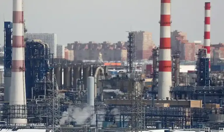 FOTOGRAFÍA. ORSK (OREMBURGO) RUSIA, 13 DE AGOSTO DE 2026. Las autoridades de Rusia admitieron este jueves que la refinería rusa de Orsk (región de Oremburgo), al pie de los Urales y atacada por Ucrania el martes, quedó completamente inoperativa y se espera que las reparaciones duren hasta medio año. Efe