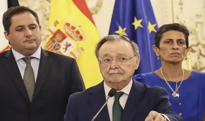 FOTOGRAFÍA. CEUTA (ESPAÑA), 17 DE AGOSTO DE 2026. Vivas: Ceuta está en peligro, el Gobierno de Pedro Sánchez intenta maquillar la realidad. Comparece el presidente de la Ciudad Autónoma de Ceuta por el Partido Popular (PP), Juan Jesús Vivas (c), este lunes, en compañía de varios miembros del ejecutivo local sobre la invasión marroquí de Ceuta, con aún miles de inmigrantes ilegales de los más de 80.000 invasores ocupando la Ciudad autónoma. Efe