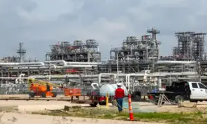 FOTOGRAFÍA. HOUSTON (ESTADOS UNIDOS DE AMÉRICA, EEUU), 13 DE AGOSTO DE 2026. El precio del barril de brent baja un 2,14 % hasta los 87,07 dólares. Imagen que muestra una refinería de petróleo en Houston (EE.UU). Efe
