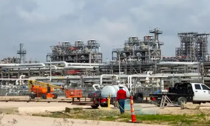 Houston, petróleo, barril del brent FOTOGRAFÍA. HOUSTON (ESTADOS UNIDOS DE AMÉRICA, EEUU), 13 DE AGOSTO DE 2026. El precio del barril de brent baja un 2,14 % hasta los 87,07 dólares. Imagen que muestra una refinería de petróleo en Houston (EE.UU). Efe