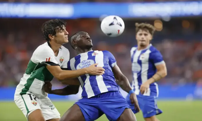 FOTOGRAFÍA. LA CORUÑA (ESPAÑA), 17 DE AGOSTO DE 2026. El Deportivo de La Coruña y el Elche inician la liga con un empate 1-1.El centrocampista camerunés del Deportivo Nsongo Bil (d) lucha con Gonzalo Villar, del Elche, durante el encuentro correspondiente a la primera jornada de LaLiga que enfrenta al Deportivo de La Coruña y al Elche CF, este lunes en el estadio de Riazor. Efe
