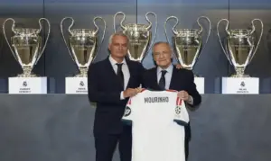 FOTOGRAFÍA. MADRID (ESPAÑA), 18 DE AGOSTO DE 2026. Mourinho: el Real Madrid tuvo contactos con Rodri y le hizo una oferta importante, Rodri dudó. El portugués José Mário dos Santos Mourinho Félix (José Mourinho) (i), junto al presidente del club, Florentino Pérez, durante su acto de presentación como nuevo entrenador del Real Madrid. Efe