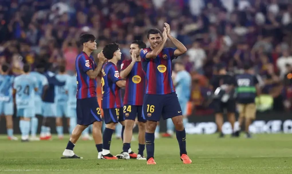 FOTOGRAFÍA. BARCELONA ) ESPAÑA), 27 DE AGOSTO DE 2026. El centrocampista del FC Barcelona Rodri aplaude a la afición al finalizar el partido de la primera jornada de LaLiga que FC Barcelona y Athletic Club de Bilbao disputaron en el Camp Nou. Efe