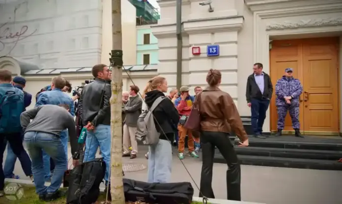 Rusia, elecciones Rusia FOTOGRAFÍA. MOSCÚ (RUSIA), 14 DE AGOSTO DE 2026. El partido ruso Yábloko, el único que se opone a la guerra en Ucrania, recurrió hoy ante el Tribunal Supremo su exclusión de las elecciones legislativas de septiembre. El líder de la formación liberal, Nikolái Ribakov, presentó personalmente la apelación, que fue admitida a trámite por el Supremo, que emitirá una decisión la próxima semana, según informó el tribunal en un comunicado. SotaVision/Efe
