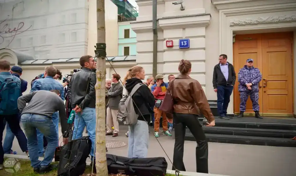FOTOGRAFÍA. MOSCÚ (RUSIA), 14 DE AGOSTO DE 2026. El partido ruso Yábloko, el único que se opone a la guerra en Ucrania, recurrió hoy ante el Tribunal Supremo su exclusión de las elecciones legislativas de septiembre. El líder de la formación liberal, Nikolái Ribakov, presentó personalmente la apelación, que fue admitida a trámite por el Supremo, que emitirá una decisión la próxima semana, según informó el tribunal en un comunicado. SotaVision/Efe