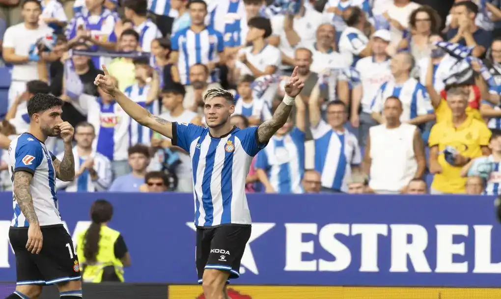 FOTOGRAFÍA. CORNELLÁ DE LLOBREGAT (BARCELONA) ESPAÑA, 16 DE AGOSTO DE 2026. El Espanyol inicia la liga con victoria ante un Levante inofensivo 3-0. El delantero del RCD Espanyol Roberto Fernández celebra tras anotar el 2-0 durante el partido de la primera jornada de LaLiga que RCD Espanyol y Levante UD disputan hoy domingo en el RCDE Stadium. Efe