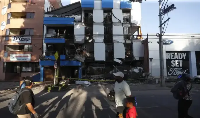Terremoto Colombia,Cali FOTOGRAFÍA. CALI (COLOMBIA), 10 DE AGOSTO DE 2026. Terremoto Colombia: Toque de queda y militarización de Cali ante saqueos. Fotografía que muestra un edificio afectado por el terremoto de magnitud 7,4 que sacudió al país este lunes, en Cali (Colombia). Efe