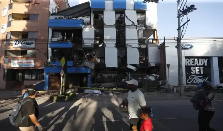 FOTOGRAFÍA. CALI (COLOMBIA), 10 DE AGOSTO DE 2026. Terremoto Colombia: Toque de queda y militarización de Cali ante saqueos. Fotografía que muestra un edificio afectado por el terremoto de magnitud 7,4 que sacudió al país este lunes, en Cali (Colombia). Efe