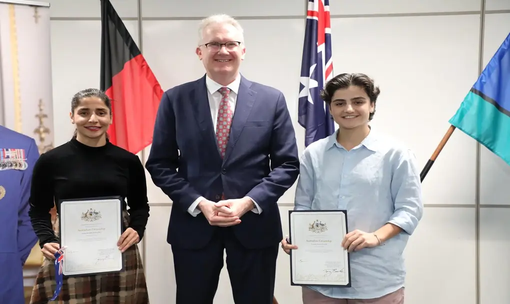 FOTOGRAFÍA. BRISBANE (AUSTRALIA), 06 DE AGOSTO DE 2026. Las futbolistas iraníes Fatemeh Pasandideh y Atefeh Ramezanisadeh obtienen la nacionalidad australiana. Fotografía cedida por el ministerio de Interior de Australia de su ministro Tony Burke posando junto a las futbolistas iraníes Fatemeh Pasandideh (d) y Atefeh Ramezanisadeh durante una ceremonia este jueves, en Brisbane (Australia). Pasandideh y Ramezanisadeh, que solicitaron asilo en Australia tras negarse a cantar su himno nacional durante la Copa Asiática femenina este año, obtuvieron la ciudadanía australiana. Efe/Ministerio de Interior de Australia/Efe
