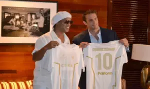 FOTOGRAFÍA. ROMA (ITALIA), 20 DE AGOSTO DE 2026.. Ronaldinho Gaúcho, nuevo jugador del Ravenna (serie C de fútbol en Italia). El astro brasileño Ronaldinh⁶o Gaúcho (i) y el presidente del Ravenna, Ignazio Cipriani, posan con camisetas durante el anuncio, el 15 de junio en Miami, de su regreso al fútbol profesional a los 46 años de la mano del Ravenna FC italiano. Efe