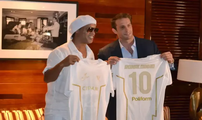 Ronaldinho,Italia FOTOGRAFÍA. ROMA (ITALIA), 20 DE AGOSTO DE 2026.. Ronaldinho Gaúcho, nuevo jugador del Ravenna (serie C de fútbol en Italia). El astro brasileño Ronaldinh⁶o Gaúcho (i) y el presidente del Ravenna, Ignazio Cipriani, posan con camisetas durante el anuncio, el 15 de junio en Miami, de su regreso al fútbol profesional a los 46 años de la mano del Ravenna FC italiano. Efe