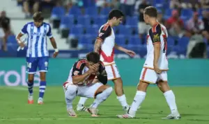 FOTOGRAFÍA. LEGANÉS (COMUNIDAD DE MADRID) ESPAÑA, 20 DE AGOSTO DE 2026. Los jugadores del Rayo tras el gol del Alavés durante el partido de la segunda jornada de LaLiga que Rayo Vallecano y Deportivo Alavés disputan este jueves en el estadio de Butarque. Efe