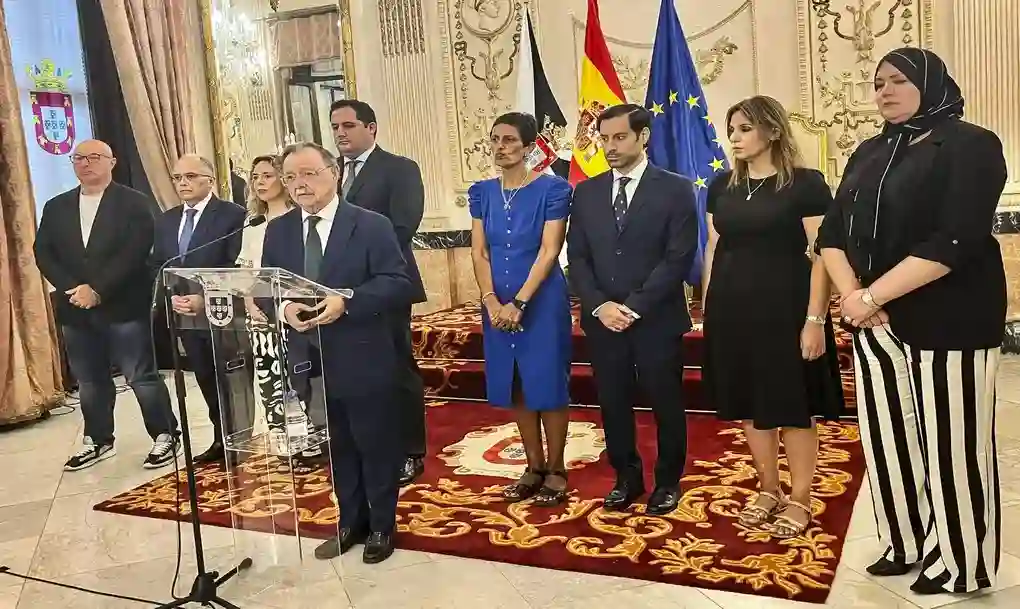 FOTOGRAFÍA. CEUTA (ESPAÑA), 17 DE AGOSTO DE 2026. Vivas: Ceuta está en peligro, el Gobierno de Pedro Sánchez intenta maquillar la realidad. Comparece el presidente de la Ciudad Autónoma de Ceuta, Juan Jesús Vivas (4i), este lunes, en compañía de varios miembros del ejecutivo local sobre la invasión marroquí de Ceuta, con aún miles de inmigrantes ilegales de los más de 80.000 invasores ocupando la Ciudad autónoma. Efe
