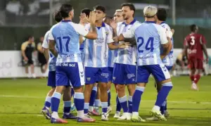 FOTOGRAFÍA. MÁLAGA (ESPAÑA), 09 DE AGOSTO DE 2026. El Málaga regresa a una categoría que quizás no debió perder. Los jugadores del Málaga celebran un gol en esta pretemporada. Efe