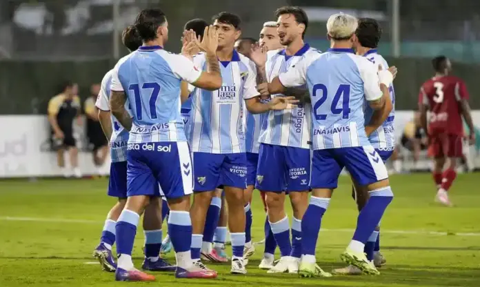 Málaga FOTOGRAFÍA. MÁLAGA (ESPAÑA), 09 DE AGOSTO DE 2026. El Málaga regresa a una categoría que quizás no debió perder. Los jugadores del Málaga celebran un gol en esta pretemporada. Efe