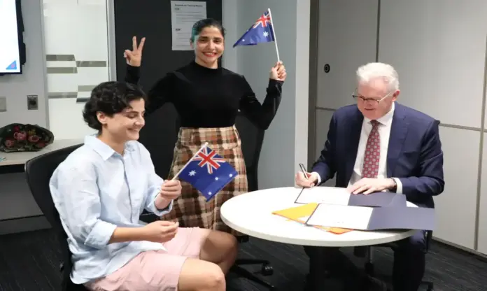 Australia, Iran FOTOGRAFÍA. BRISBANE (AUSTRALIA), 06 DE AGOSTO DE 2026. Las futbolistas iraníes Fatemeh Pasandideh y Atefeh Ramezanisadeh obtienen la nacionalidad australiana. Fotografía cedida por el ministerio de Interior de Australia de su ministro Tony Burke posando junto a las futbolistas iraníes Fatemeh Pasandideh (d) y Atefeh Ramezanisadeh durante una ceremonia este jueves, en Brisbane (Australia). Pasandideh y Ramezanisadeh, que solicitaron asilo en Australia tras negarse a cantar su himno nacional durante la Copa Asiática femenina este año, obtuvieron la ciudadanía australiana. Efe/Ministerio de Interior de Australia/Efe