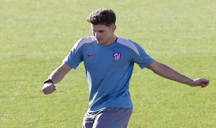 Julián Álvarez Atlético de Madrid FOTOGRAFÍA. MAJADAHONDA (COMUNIDAD DE MADRID) ESPAÑA, 11 DE AGOSTO DE 2026. El delantero argentino Julián Álvarez acudió este martes a las 11:30 horas (9:30 GMT) a la Ciudad Deportiva del Atlético de Madrid, en Majadahonda, donde completó una sesión de trabajo individual junto al preparador físico Luis Piñedo, primero sobre el césped y después en el gimnasio, dentro del plan de incorporación progresiva al equipo previsto por el club tras sus vacaciones. Efe