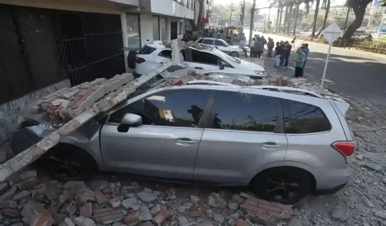 FOTOGRAFÍA. CALI (COLOMBIA), 10 DE AGOSTO DE 2026. Un temblor de magnitud 7,4 sacude gran parte de Colombia. Fotografía que muestra un vehículo afectado por un muro tras un fuerte temblor este lunes, en Cali (Colombia). Efe