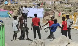 FOTOGRAFÍA. CEUTA (ESPAÑA), 18 DE AGOSTO DE 2026. VOX Ceuta insta al Gobierno del PP activar los protocolos de vigilancia, prevención y control epidemiológico. En la imagen, la situación sobre la invasión de Ceuta, sufrida los días miércoles, jueves y viernes 31 de julio de 2026, este martes en la playa del Trampolín de Ceuta, España. La playa se ha convertido en un lugar de  la edad de piedra. Efe