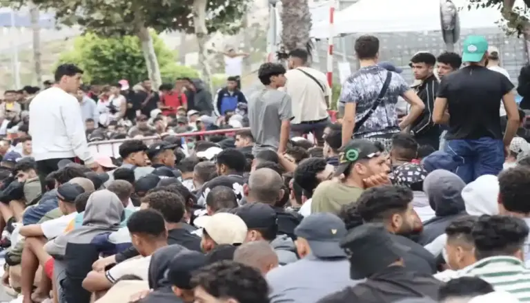 FOTOGRAFÍA. CEUTA (ESPAÑA), 01 DE SEPTIEMBRE DE 2026. Continúan las aglomeraciones de los inmigrantes ilegales marroquíes, de la invasión de Ceuta del final de mes de julio de 2026, en las inmediaciones del embolsamiento de Loma Colmenar para acceder a la zona, en Ceuta, este martes 1 de septiembre de 2026. Efe