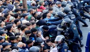 FOTOGRAFÍA. CEUTA (ESPAÑA), 18 DE SEPTIEMBRE DE 2026.Traslado de inmigrantes ilegales marroquíes asentados en la playa de Benítez de la Ciudad Autónoma de Ceuta (España) este viernes, desde la invasión marroquí de esta parte del territorio nacional español de finales de julio de 2026. Efe