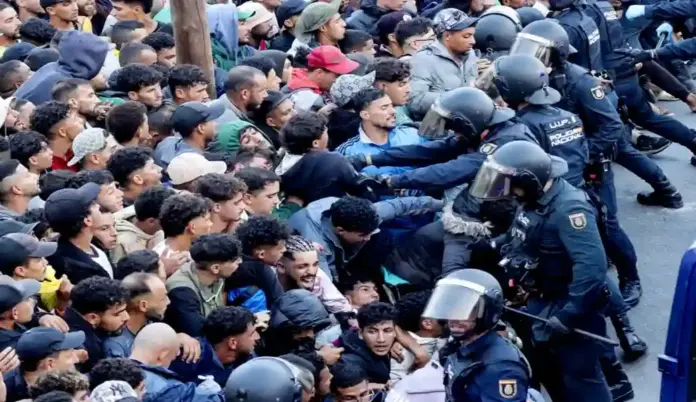 invasión Ceuta, Ceuta, inmigrantes marroquíes FOTOGRAFÍA. CEUTA (ESPAÑA), 18 DE SEPTIEMBRE DE 2026.Traslado de inmigrantes ilegales marroquíes asentados en la playa de Benítez de la Ciudad Autónoma de Ceuta (España) este viernes, desde la invasión marroquí de esta parte del territorio nacional español de finales de julio de 2026. Efe