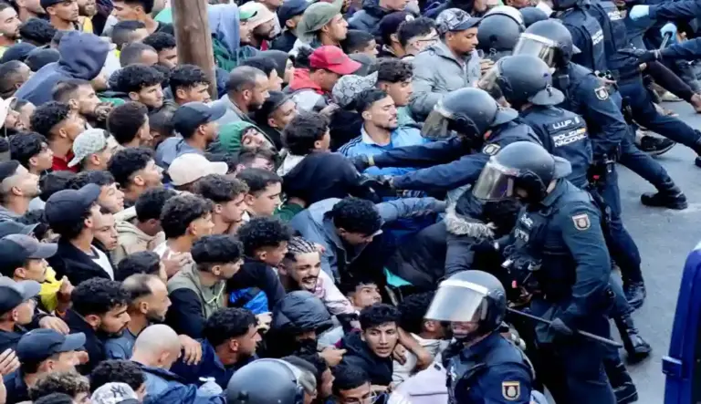 FOTOGRAFÍA. CEUTA (ESPAÑA), 18 DE SEPTIEMBRE DE 2026.Traslado de inmigrantes ilegales marroquíes asentados en la playa de Benítez de la Ciudad Autónoma de Ceuta (España) este viernes, desde la invasión marroquí de esta parte del territorio nacional español de finales de julio de 2026. Efe