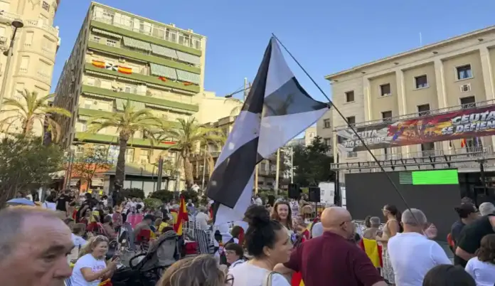 FOTOGRAFÍA. CEUTA (ESPAÑA), 14 DE SEPTIEMBRE DE 2026. Centenares de personas se han concentrado este lunes de forma pacífica y reivindicativa ante la Delegación del Gobierno en Ceuta para reclamar soluciones a la crisis que atraviesa la ciudad autónoma desde la entrada masiva de migrantes registrada a finales de julio. Efe
