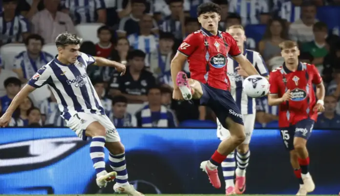 FOTOGRAFÍA. ANOETA (LAS VASCONGADAS) ESPAÑA, 03 DE SEPTIEMBRE DE 2026. El centrocampista de la Real Sociedad Ander Barrenetxea (i) lucha con Andrés Antañón, del Celta. Efe