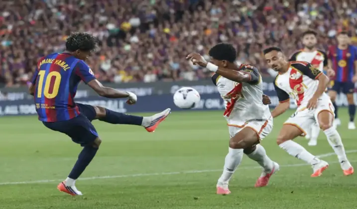 FOTOGRAFÍA. El delantero del FC Barcelona Lamine Yamal dispara a puerta para marcar su gol, segundo del equipo blaugrana en el estadio Camp Nou del Barça frente al Rayo Vallecano. Efe