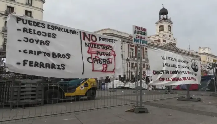 Acampada ilegal de puerta del sol FOTOGRAFÍA. MADRID, 28 DE SEPTIEMBRE DE 2026. Vista del ambiente este lunes en la acampada ilegal de los grupos de ultraizquierda en la madrileña Puerta del Sol en protesta por la situación de la vivienda. EFE