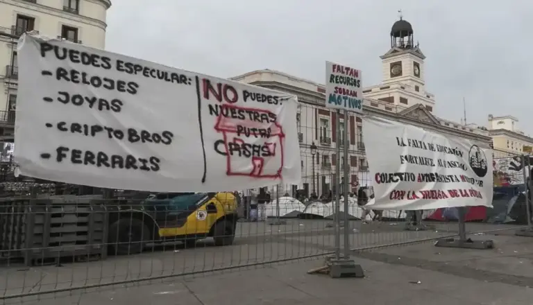 FOTOGRAFÍA. MADRID, 28 DE SEPTIEMBRE DE 2026. Vista del ambiente este lunes en la acampada ilegal de los grupos de ultraizquierda en la madrileña Puerta del Sol en protesta por la situación de la vivienda. EFE