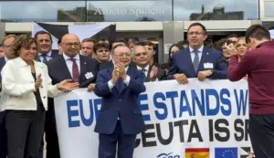 FOTOGRAFÍA. BRUSELAS (BÉLGICA), 08 DE SEPTIEMBRE DE 2026. El presidente de Ceuta, Juan Jesús Vivas Lara (c), durante el encuentro con miembros de Nuevas Generaciones del PP a las puertas del Parlamento Europeo en Bruselas. Vivas pidió este martes un estatus especial para las ciudades autónomas de Ceuta y Melilla a nivel europeo, la presencia sobre el terreno de Frontex y la Agencia Europea de Asilo y que la Unión Europea contribuya financieramente a las obras necesarias para blindar la frontera con Marruecos. Efe