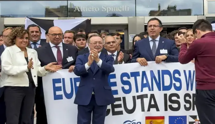 FOTOGRAFÍA. BRUSELAS (BÉLGICA), 08 DE SEPTIEMBRE DE 2026. El presidente de Ceuta, Juan Jesús Vivas Lara (c), durante el encuentro con miembros de Nuevas Generaciones del PP a las puertas del Parlamento Europeo en Bruselas. Vivas pidió este martes un estatus especial para las ciudades autónomas de Ceuta y Melilla a nivel europeo, la presencia sobre el terreno de Frontex y la Agencia Europea de Asilo y que la Unión Europea contribuya financieramente a las obras necesarias para blindar la frontera con Marruecos. Efe