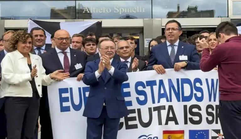 FOTOGRAFÍA. BRUSELAS (BÉLGICA), 08 DE SEPTIEMBRE DE 2026. El presidente de Ceuta, Juan Jesús Vivas Lara (c), durante el encuentro con miembros de Nuevas Generaciones del PP a las puertas del Parlamento Europeo en Bruselas. Vivas pidió este martes un estatus especial para las ciudades autónomas de Ceuta y Melilla a nivel europeo, la presencia sobre el terreno de Frontex y la Agencia Europea de Asilo y que la Unión Europea contribuya financieramente a las obras necesarias para blindar la frontera con Marruecos. Efe
